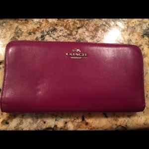 Good condition, coach wallet